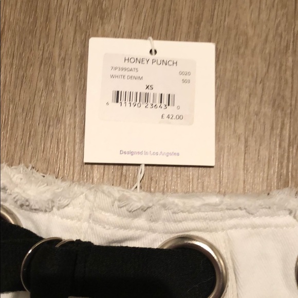 Honey Punch white shorts w/ black belt - Picture 2 of 3